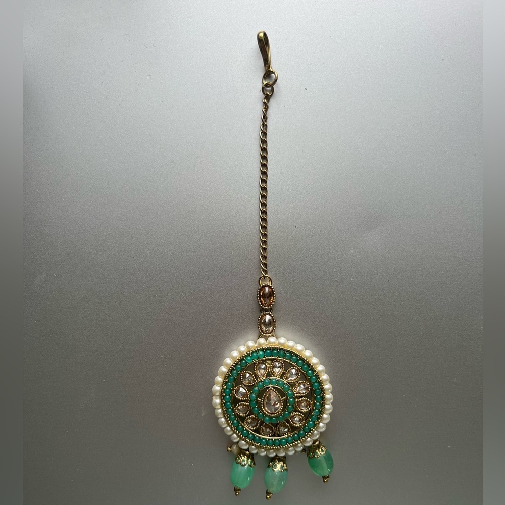 Elegant Gold and Green Pendant kundan tikka